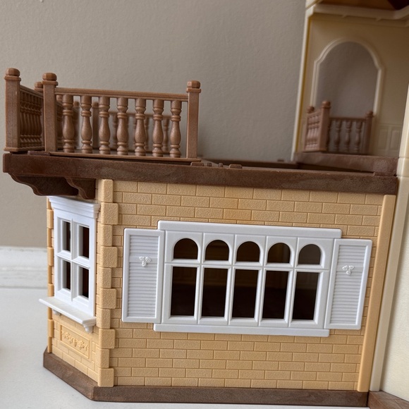 Calico Critters Charming Red Roof Dollhouse - Picture 5 of 16